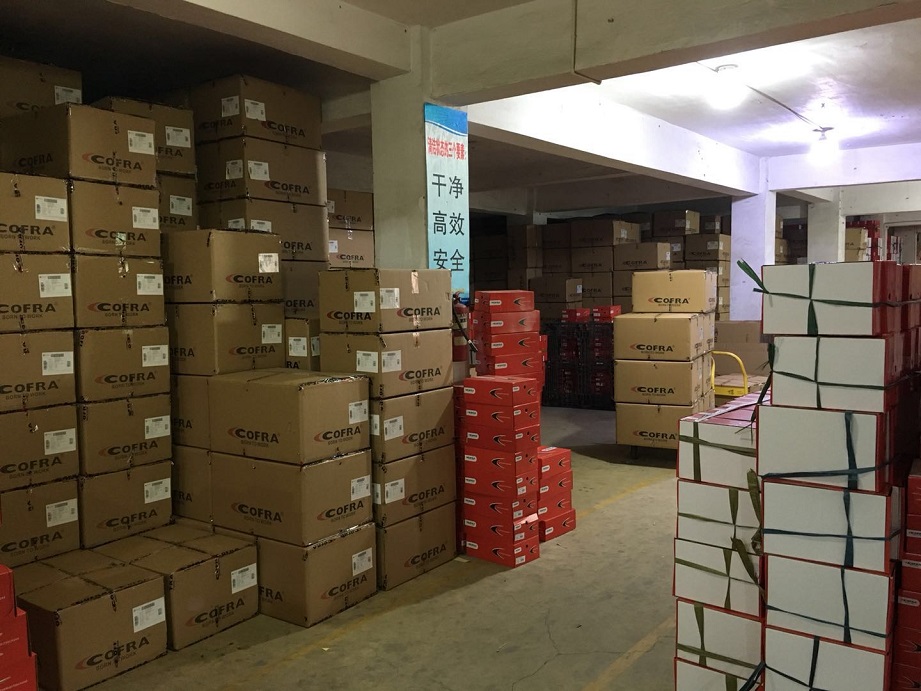Finished safety shoes stock