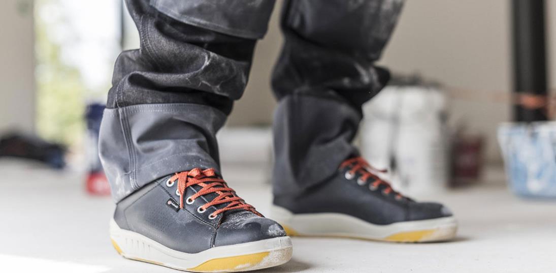 WATERPROOF OR WATER RESISTANT: WHAT'S THE DIFFERENCE?